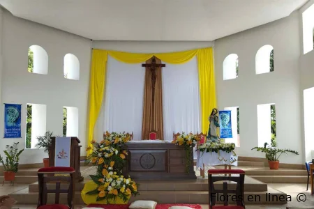 Transforma tu altar de iglesia con nuestros arreglos profesionales
